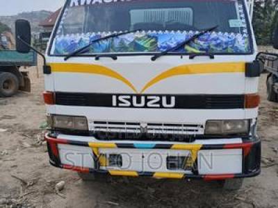 Isuzu Juston 1990 White