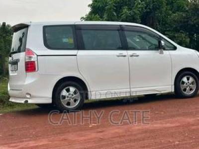 Toyota Noah 2013 White