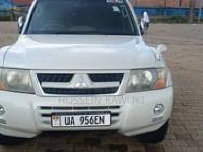 Mitsubishi Pajero 2000 White