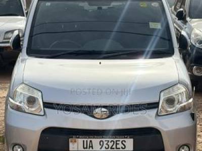 Toyota Sienta 1.5 FWD 2012 Silver