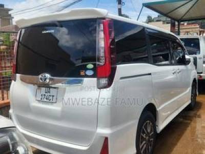 Toyota Noah 2015